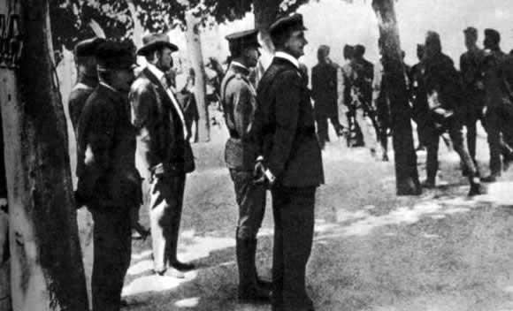 Адмирал Хорти и американский офицер принимают парад карателей концентрационного лагеря, где были замучены тысячи трудящихся. Венгрия. 1919 г