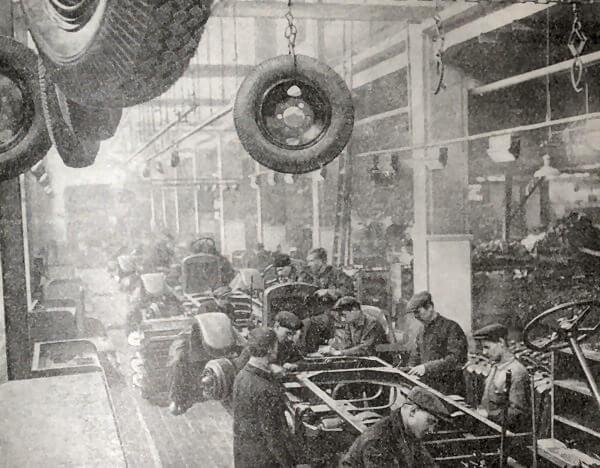Сборка грузовых машин на конвейере Московского автозавода. Фотография 1938 года.