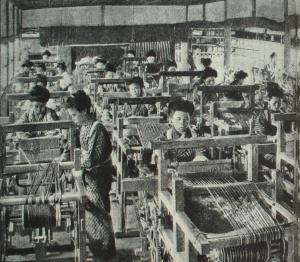 Ткацких цех на текстильной фабрике. Фотография. Начало XX в.