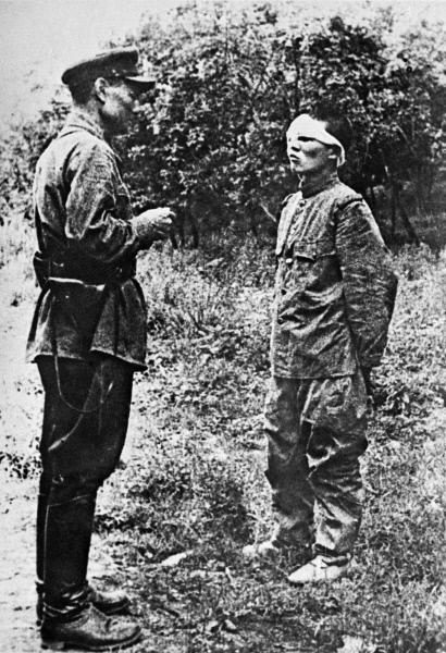 Советский офицер допрашивает пленного японского солдата. Из фондов музея Советской армии