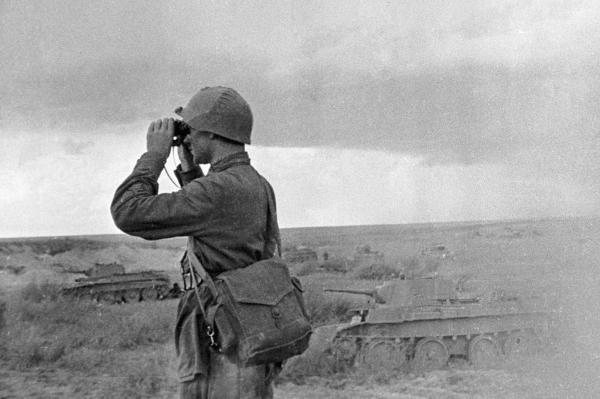 Командир Красной армии наблюдает за боем у озера Хасан