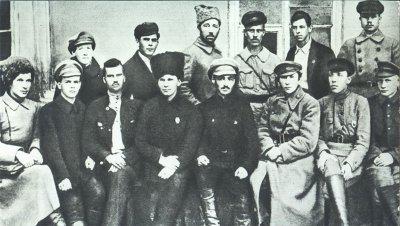 Группа комиссаров 5-й армии. Гашек третий справа в нижнем ряду