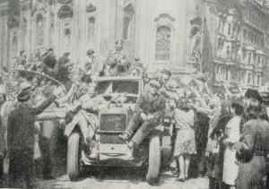 Советские войска вступают в Прагу. Фотография. 9 мая 1945 года.