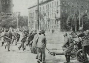 Уличные бои в Милане. Фотография. 25 апреля 1945 года.