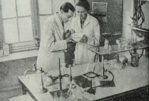 Ирен и Фредерик Жолио-Кюри в лаборатории. Фотография. 30-е годы.