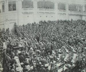Первое заседание солдатской секции Петроградского Совета в Таврическом дворце. Фотография. Март 1917 г.