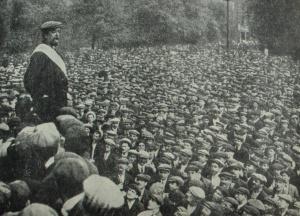 Митинг бастующих портовых и транспортных рабочих Лондона в августе 1911 г. Выступает Леджит, один из руководителей союза транспортных рабочих. Фотография.