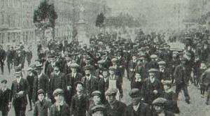 Бастующие трамвайщики на улицах Дублина. Фотография. 1913 г.