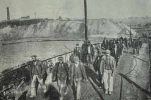 Забастовавшие шахтеры покидают шахты. Уэльс. Фотография. 1912 г.