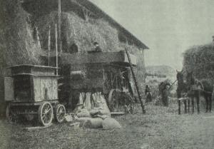 Веялка с электрическим двигателем в юнкерском хозяйстве. Фотография. 1901 г.