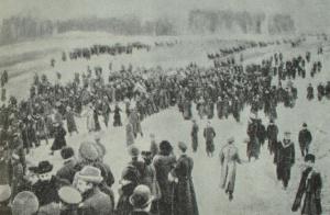 Траурное шествие с гробом Л.Н. Толстого, направляющееся со станции Козлова-Засека в Ясную Поляну. Фотография. 1910 г.