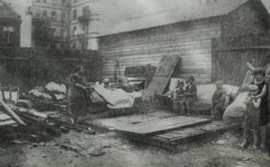 Семья рабочего, выселенная за квартирные долги (Варшава). Фотография. 1925 год.
