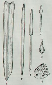 Предметы из неолитических стоянок Кунды и Пярну (Эстония): 1 - костяная пешня, 2, 3 и 4 - костяные наконечники стрел, 5 - костяной рыболовный крючок, 6 - обломок глиняного сосуда.