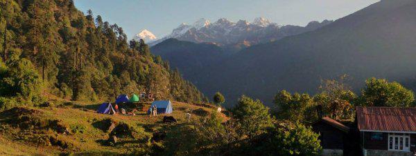 Стоянка в конце дня с видом на Гималайские горы
