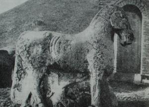 Памятник полководцу Хо Цюй-бину (конь, попирающий поверженного гунна). 119 г. до н.э. Долина Вэйхе (провинция Шэньси)