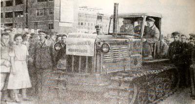 Первый трактор восстановленного Сталинградского тракторного завода. Фотография. 17 июня 1944 г.