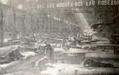 Сборка самолетов ИЛ-2 на авиационном заводе. Фотография. 1944 г.
