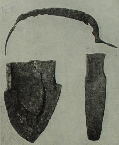 Сельскохозяйственные орудия: серп, плужный лемех и сошник двузубой сохи, XIII—XV вв.