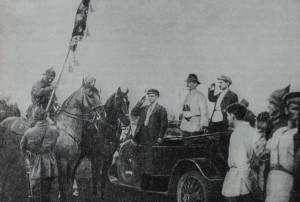 С.М. Буденный принимает 25 мая 1920 ода от М.И. Калинина знамя ВЦИК. Фотография.
