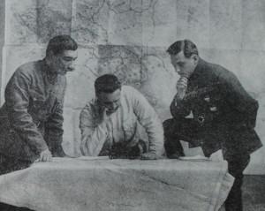 С.М. Буденный, М.В. Фрунзе, К.Е. Ворошилов обсуждают план разгрома Врангеля. Фотография. 1920 год.