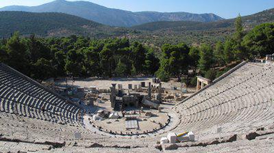 Театр в Эпидавре. Наиболее хорошо сохранившийся из древнегреческих театров. Вмещал более 15 тысяч зрителей
