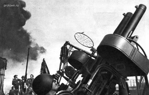 Зенитчики эсминца Сообразительный ведут огонь по вражеским самолётам на Черноморском флоте в 1943 г.