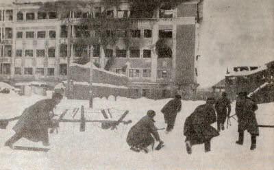 Бойцы Красной Армии ведут бой на улицах Воронежа. Фотография. 1943 г.