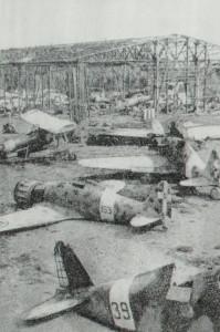 Итальянский аэродром, разрушенный авиацией союзников. Северная Африка. Фотография. Декабрь. 1942 год.
