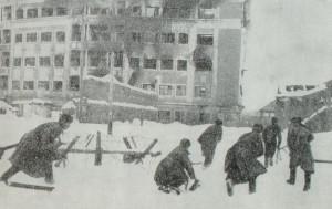 Бойцы Красной Армии ведут бои на улицах Воронежа. Фотография. 1943 год.