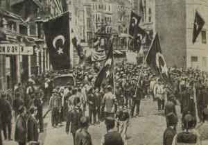 Манифестация в Стамбуле в июле 1908 г. по случаю провозглашения конституции. Фотография.