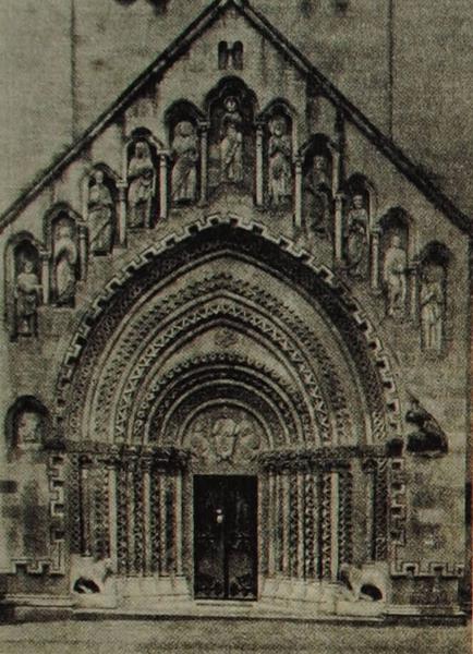  Главный вход церкви в аббатстве Як (Комитат Ваш, Западная Венгрия). XIII в.
